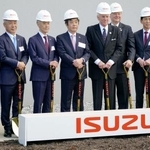 　新工場の起工式に出席したいすゞ自動車の片山正則会長（左から４人目）ら＝１日、米サウスカロライナ州ピードモント（共同）