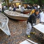 　「御船祭」のクライマックス「早船競漕」を前に倉庫から出された木造船＝２日午前、和歌山県新宮市の熊野速玉大社