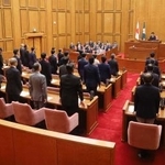 　県警科捜研の元職員によるＤＮＡ型鑑定不正を巡り、決議案を採決する佐賀県議会＝２日午前