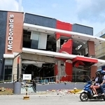 　２日、フィリピン中部セブ島ボゴで、地震で損壊した店舗（共同）