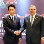 　会談に臨む、小泉農相（左）とフィリピンのローレル農相＝２日、マニラ（共同）