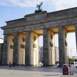 　ドイツ統一の象徴となっているベルリンのブランデンブルク門＝１日（共同）