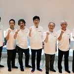 　純国産の人型ロボットの開発に取り組むメンバー＝２日、京都市中京区