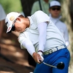 　第１日、１１番でティーショットを放つ出水田大二郎。５アンダーで首位＝三好ＣＣ