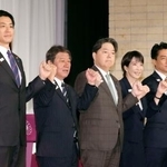 　９月２３日、自民党総裁選の共同記者会見を前に、写真に納まる（左から）小林元経済安保相、茂木前幹事長、林官房長官、高市前経済安保相、小泉農相＝東京・永田町の党本部