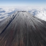 　２０２４年１１月、積雪した富士山の山頂付近