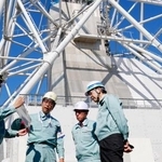 　日本原燃が建設中の使用済み核燃料再処理工場で、安全対策について説明を受ける武藤経産相（右端）＝２日午後、青森県六ケ所村