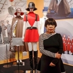 　１９７０年大阪万博ユニホームとコシノジュンコさん＝２日午後、大阪府枚方市