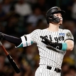 　５回阪神１死二塁、佐藤輝が右越えに４０号となる２ランを放つ＝甲子園