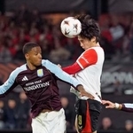 　アストンビラ戦でヘディングするフェイエノールトの上田（右）＝ロッテルダム（共同）