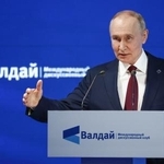 　２日、ロシア南部ソチで開催された「ワルダイ会議」の全体会合で演説するプーチン大統領（タス＝共同）