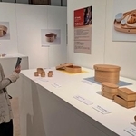 　「大館曲げわっぱ」の展示会場＝２日、ローマ（共同）