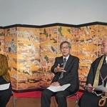 　交流会に出席した（右から）宝厳寺の峰覚雄住職、関西大の長谷洋一教授、エッゲンベルク城博物館のバーバラ・カイザー博士＝２日、オーストリア南部グラーツ（共同）