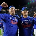 　パドレスに勝利し地区シリーズ進出を決め、今永（右）とポーズをとるカブス・鈴木＝シカゴ（共同）