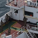 　「影の船団」の疑いがある石油タンカーに立つフランス軍の兵士＝２日、フランス西部サンナゼール沖（ＡＰ＝共同）