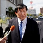 　初公判終了後、取材に応じる元自民党衆院議員の亀岡偉民被告＝３日午前、福島市