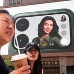 　大型画面に映し出された中国の小米科技（シャオミ）の新作「Ｘｉａｏｍｉ１７」シリーズの広告＝９月、北京（共同）