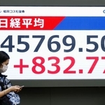 　日経平均株価の終値を示すボード。４万５７６９円５０銭で、約１週間ぶりに終値としての最高値を更新した＝３日午後、東京都中央区