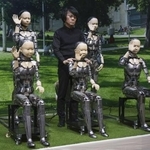 　ロボット学者の石黒浩氏（奥中央）が手がけたアンドロイド＝２月、大阪市此花区の夢洲