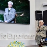 　万博会場で開かれたイベントに参加した養老孟司さんと「ＡＩ養老先生」＝３日午後、大阪市此花区の夢洲