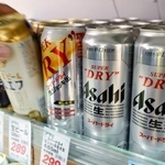 　店頭に並ぶアサヒビールの「スーパードライ」など＝３日午後、横浜市保土ケ谷区のスーパーマーケットセルシオ和田町店