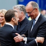 　３日、ドイツ西部ザールブリュッケンでフランスのマクロン大統領（左）とあいさつするメルツ首相（ロイター＝共同）