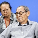 　国籍回復に向けて来日し、外務省で記者会見する竹井ホセさん（手前）＝８月