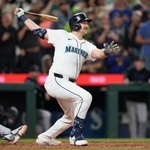 　６０号本塁打を放つマリナーズの捕手ローリー＝９月２４日（ＡＰ＝共同）