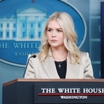 　ワシントンのホワイトハウスで記者会見するレビット米報道官＝３日（ゲッティ＝共同）