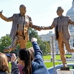 　設置されたトランプ米大統領と富豪エプスタイン氏の像＝３日、ワシントン（共同）