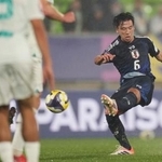 　ニュージーランド戦で先制点を決める日本の小倉（右）＝バルパライソ（ＡＰ＝共同）