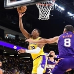 　サンズ戦で攻め込むレーカーズの八村（左）＝パームデザート（ＮＢＡＥ・ゲッティ＝共同）