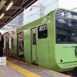 　「１０３系」のデザインを復刻した山手線のラッピング列車＝４日午後、ＪＲ大崎駅