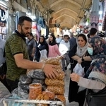 　テヘランの市場＝９月２９日（共同）