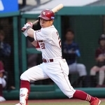 　８回楽天無死、代打岡島が中前打を放つ＝楽天モバイルパーク