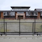 　学校法人「森友学園」が計画していた小学校の校舎が残る大阪府豊中市の国有地＝４日午前