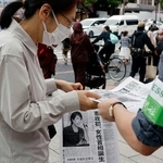 　奈良市内で配られた、高市早苗氏が自民党の新総裁に選ばれたことを報じる号外＝４日午後