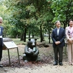 　京都府立植物園を視察される天皇、皇后両陛下＝４日午後、京都市左京区（代表撮影）
