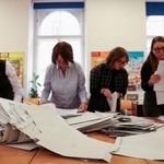 　チェコ下院総選挙の開票作業＝４日、プラハ（ロイター＝共同）