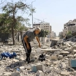 　ガザ北部ガザ市で、被害の状況を見るパレスチナ人男性＝４日（ロイター＝共同）