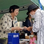 　拉致被害者の早期救出を願って署名活動する曽我ひとみさん（左）＝５日午前、新潟県佐渡市