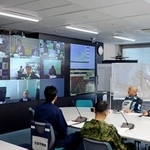 　九州電力玄海原発の事故を想定した防災訓練で、佐賀県庁で開かれた災害対策本部のテレビ会議＝５日午前