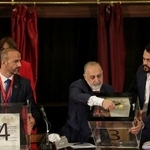 　５日、シリア・ダマスカスで人民議会選の投票に臨む人（ロイター＝共同）