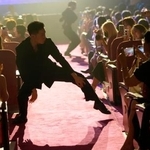 　ダンスする男性舞踏団「公狗劇場」のメンバーにスマホを向ける女性客＝７月、中国上海市（共同）