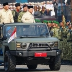 　インドネシア・ジャカルタで開かれた国軍創設８０年の記念式典に出席するプラボウォ大統領（右端）＝５日（ＡＰ＝共同）