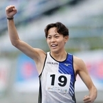 　少年男子Ａ１００メートルを大会記録に並ぶ１０秒１９で制し、ガッツポーズする石川・清水空跳＝平和堂ＨＡＴＯスタジアム