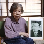 　奥西勝・元死刑囚の写真を手にする妹の岡美代子さん＝６月、奈良県山添村