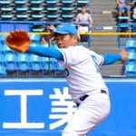 　始球式に登場したニュースキャスターの大越健介さん＝神宮