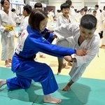 　「ジュニア柔道ジャパンカップ」で指導する玉置桃選手（手前左）＝５日、ミャンマー・ヤンゴン（共同）