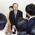 　自民党の高市早苗新総裁との会談を終え、取材に応じる公明党の斉藤代表＝４日、東京都新宿区